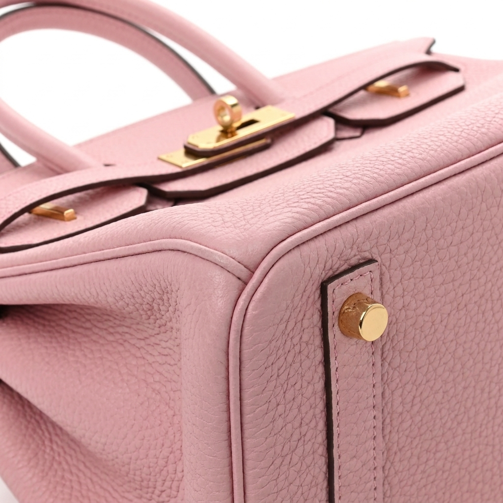 Leather 30 structured handbag in baby pink pebbled leather with gold hardware details